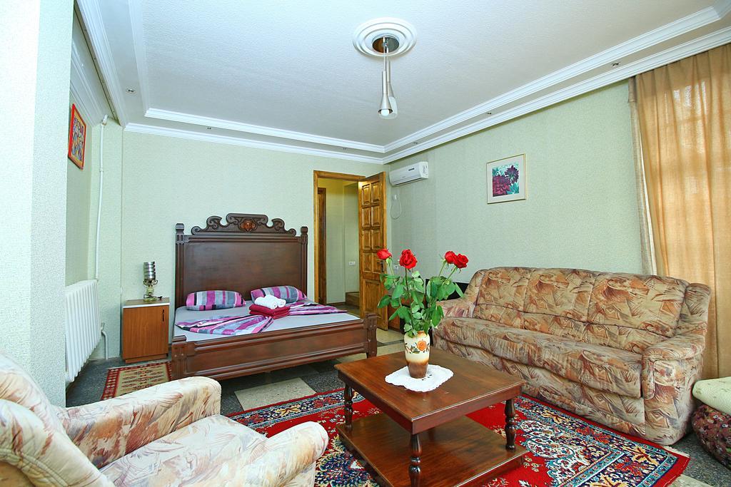 Babilina Hotel Тбилиси Екстериор снимка